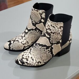 Spring snake skin design arch support zone heeled boots